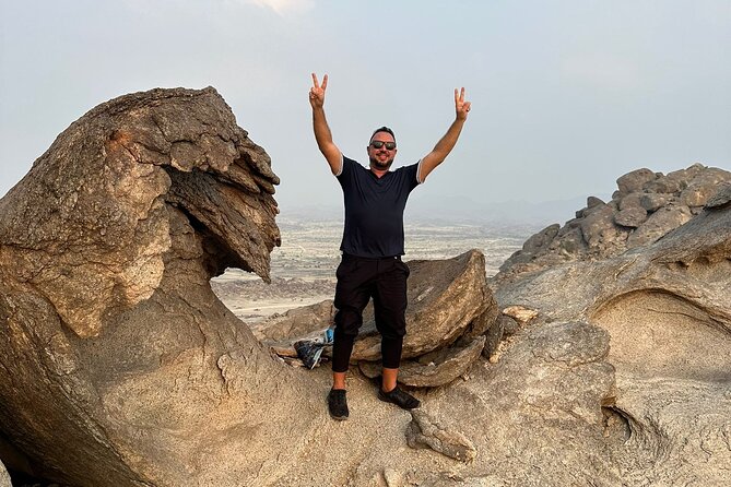 4 Hours Charming Moon Valley Hike Experience in Jeddah - Arabic coffee, tea, and snacks at the viewpoint