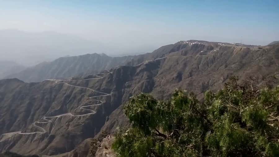 Abha: Full-Day City History and Rijal Al Almaa Village Tour - The optional cable car ride over Abha