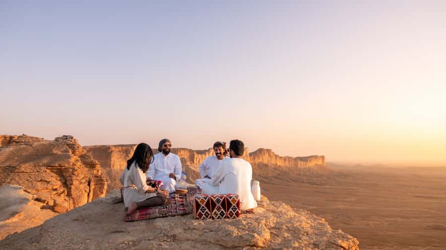 Edge of the World & Keshta Tour (Riyadh) - Walking the cliff route, caves, plants, and fossils