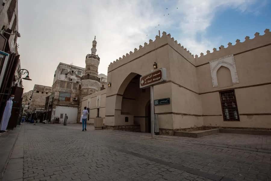 Full Day Private Tour: Adventure & Luxury in Charming Jeddah - Walking through Souq Al Alawi and old Al-Balad