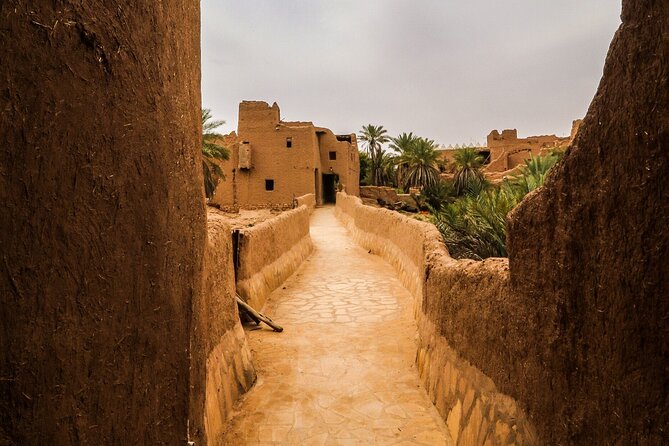 Full-Day Ushayger Tour with Lunch from Riyadh - Walking through Ushaiqer’s old lanes