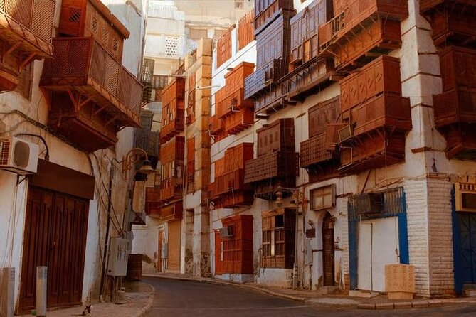 Guided Tour in Jeddah by local woman - From your hotel to the flagpole