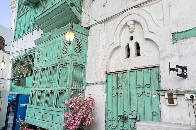 Historical & Heritage Tour in Jeddah Al Balad - Walking through Al-Balad’s distinctive buildings