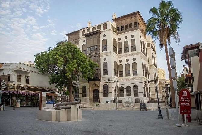 Historical tour in Jeddah old twon - Nassif House and the famous neem tree