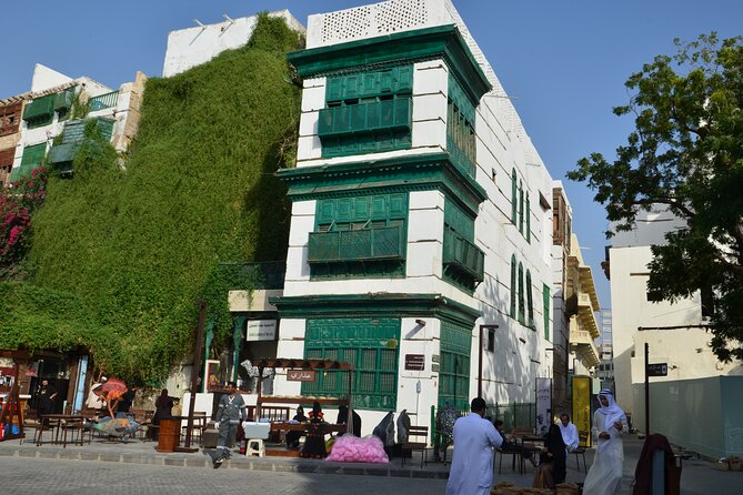 Historical tour in Jeddah old twon - Souq Al Alawi brings the old city to life