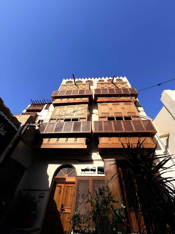 Jeddah: Al-Balad Old Town Historical City Guided Tour - Entering the narrow lanes of Al-Balad