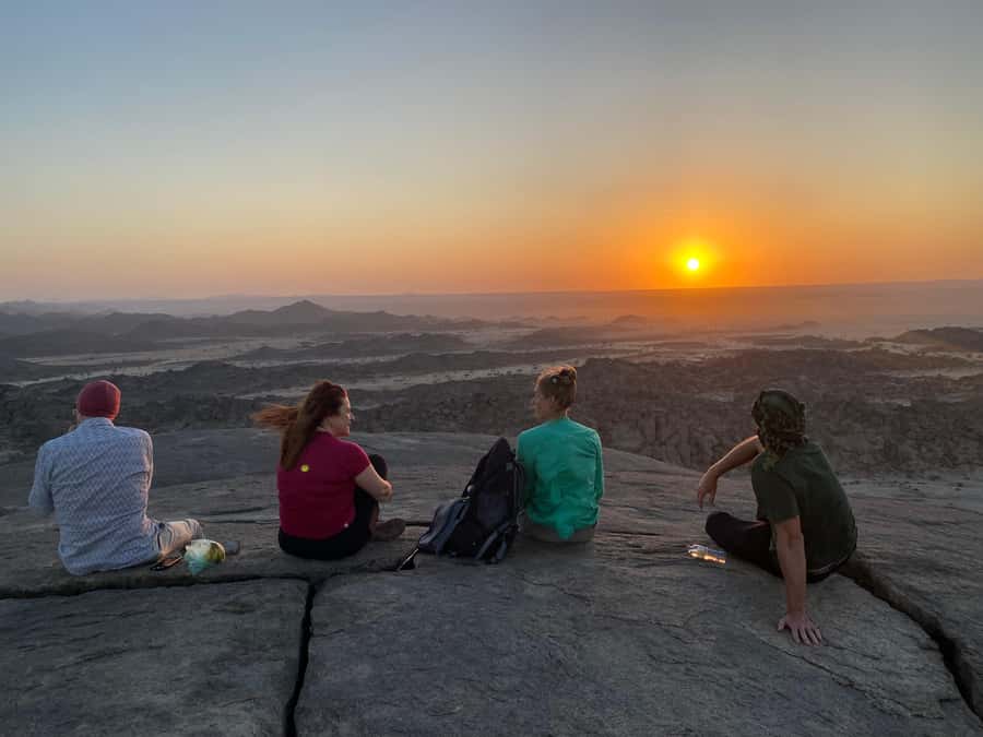 Jeddah: Moon Mountain Guided Hiking Tour with Snacks - Starting the Moon Mountain trail