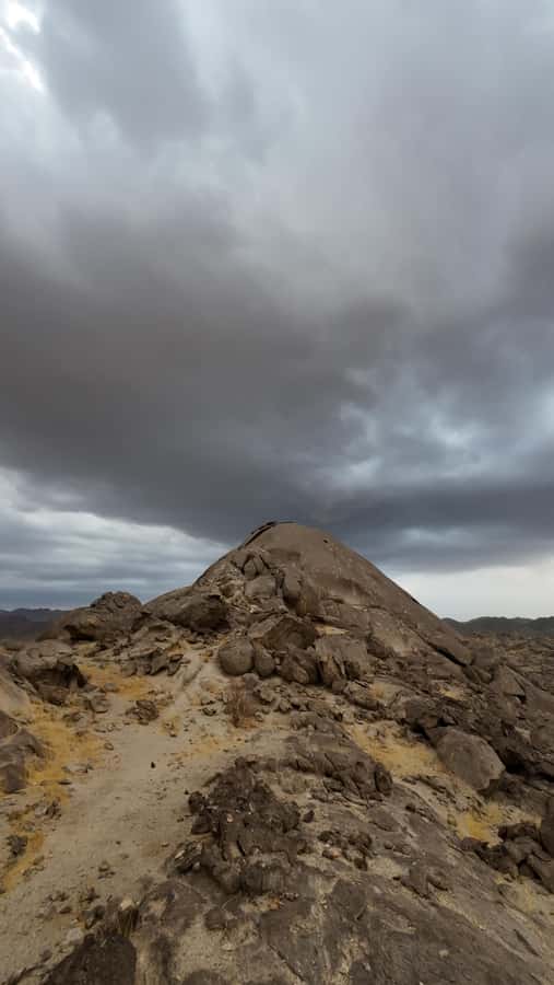 Jeddah: Moon Mountain Guided Hiking Tour with Snacks - Rock formations, hidden corners, and wide views