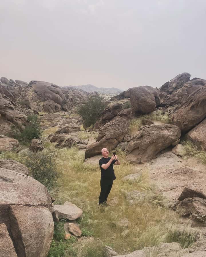 Jeddah: Moon Mountain Guided Hiking Tour with Snacks - What to bring for a smoother outing