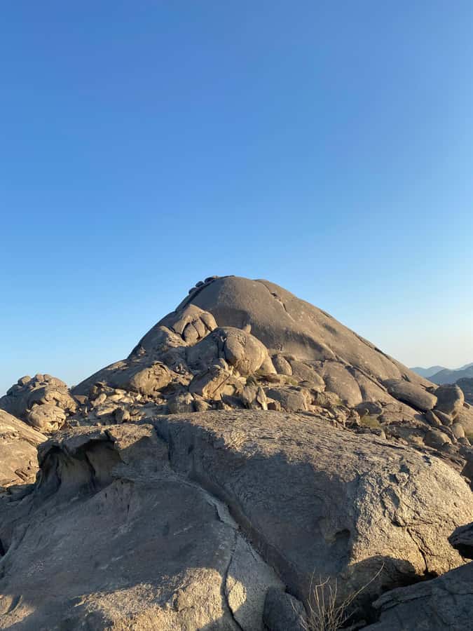 Jeddah: Moon Mountain Guided Hiking Tour with Snacks - The ride from Jeddah and what the four hours include