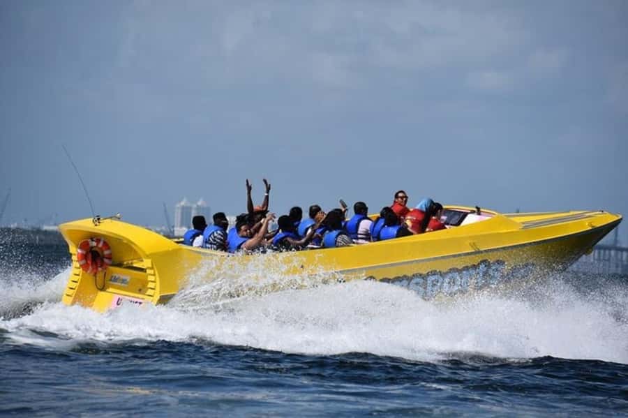 Jeddah: Red Sea Speedboat Tour with Captain - King Fahd Fountain from a sea-level view