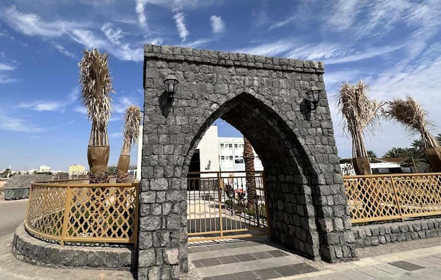 Madina: Guided Tour of the City's Historical Sights - Wells, farms, and the details beyond the main route