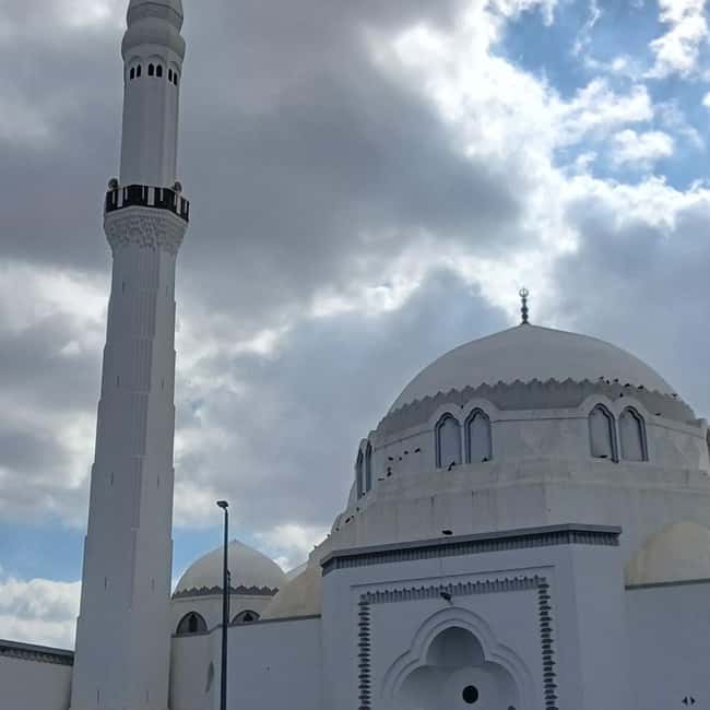 Madinah: Seerah Landmarks Tour with Guide and VIP Car - Key points at a glance