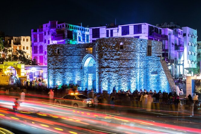 Private Tour in Historical Jeddah (ALBALAD) إكتشف جدة التاريخيه - Entering Al-Balad through the Old Gate