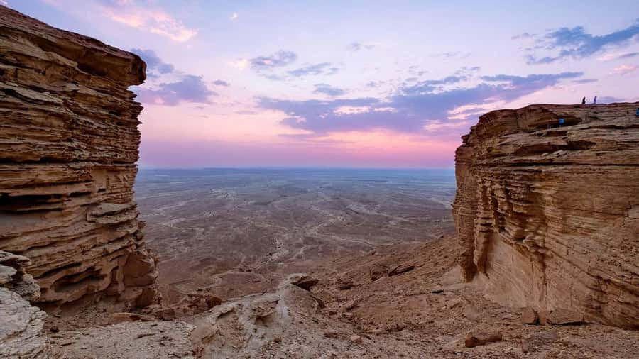 Riyadh: Edge of the World Private Guided Tour with dinner - Sunset, dinner, and a fire at دحل إبن رشيد