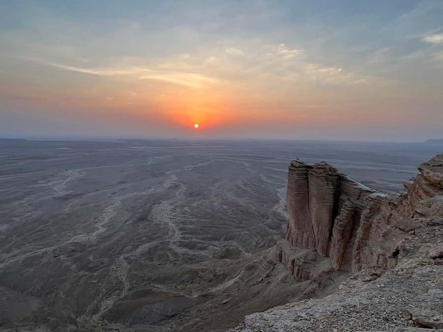 Riyadh: Edge of the World Private Guided Tour with dinner - Leaving Riyadh in an air-conditioned van