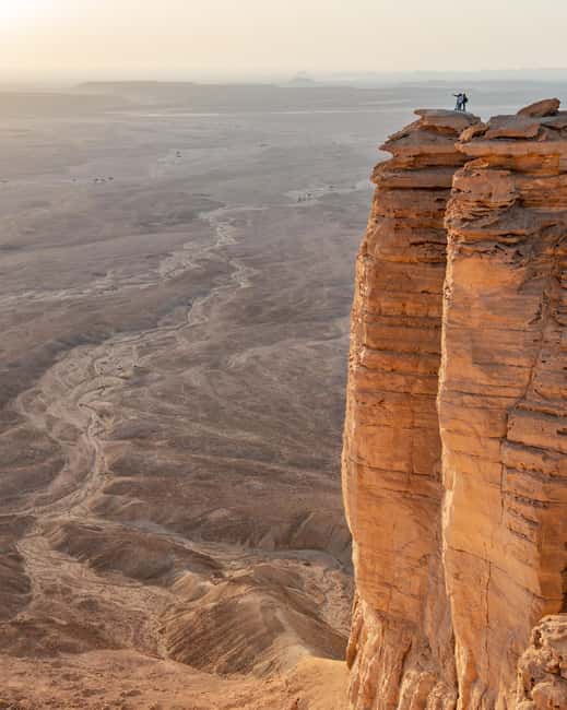 Riyadh Province: Edge of the World Tour Sunset with Dinner - The café stop and the first taste of the evening