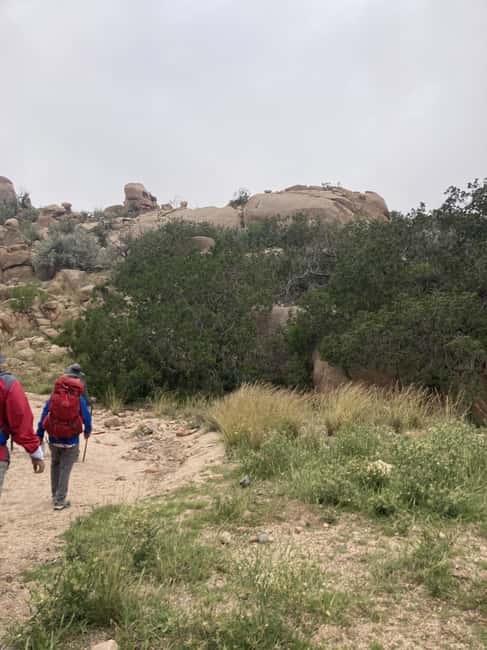 Taif: Al-Makhadah Valley Hiking Tour with Snacks - Four hours on a 3-kilometer trail